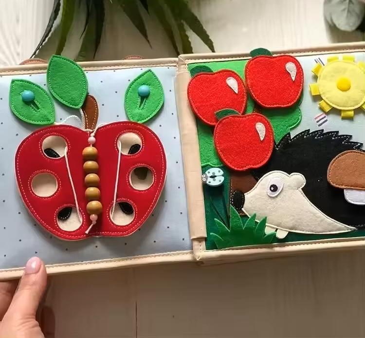 Giraffe Montessori Quiet Book – Toddler Busy Book for Fine Motor Skills & Travel Learning (Ages 1–4)